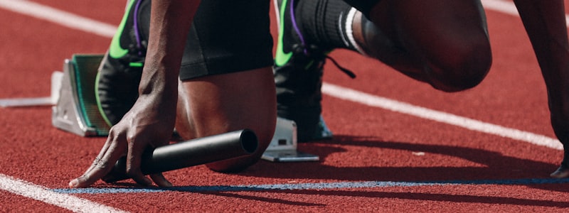 篮球比赛中一记压哨绝杀三分球出手后的瞬间，观众沸腾