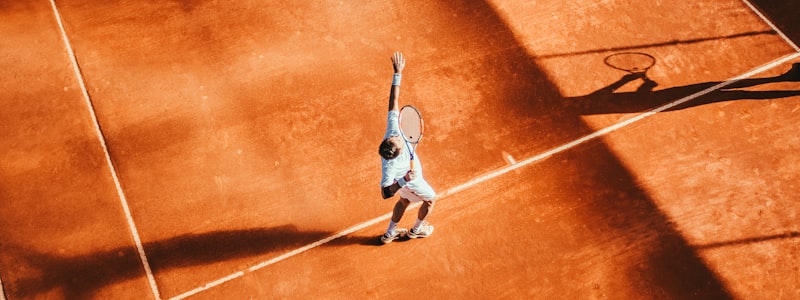 电竞赛事《英雄联盟》全球总决赛比赛现场，巨大的屏幕显示着游戏画面